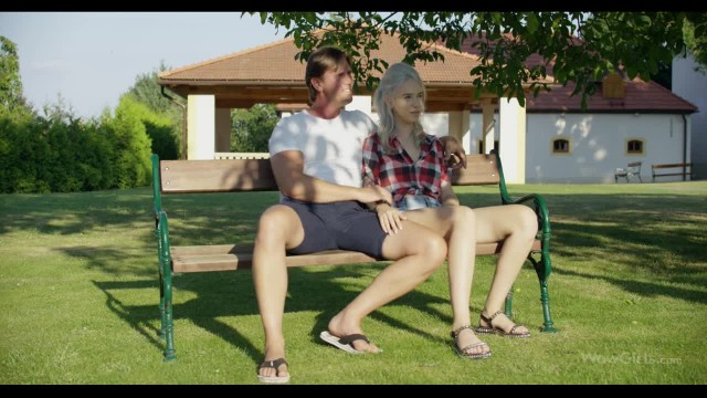 Секс втроем на скамье в парке - #1