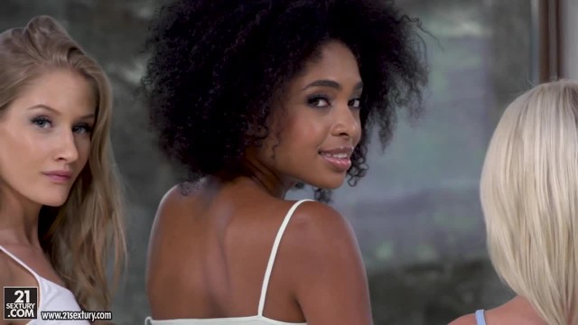 Межрасовый лесбийский секс втроем - #1