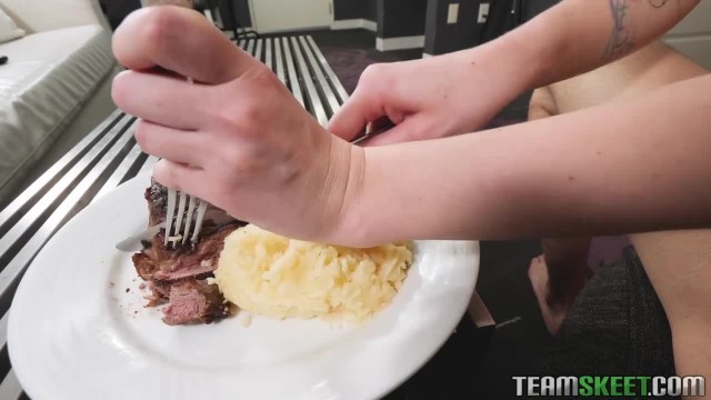 Телка с аппетитом сосет