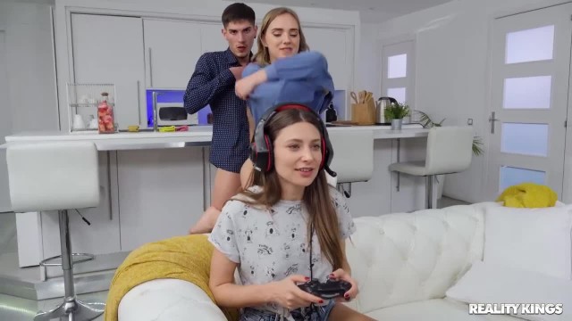 Трахнул подругу за спиной у девушки